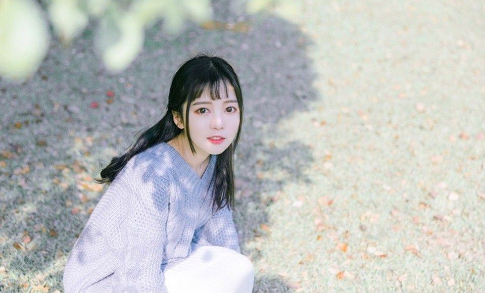 水嫩幼女蓝色毛衣户外小清新娇俏可爱写真