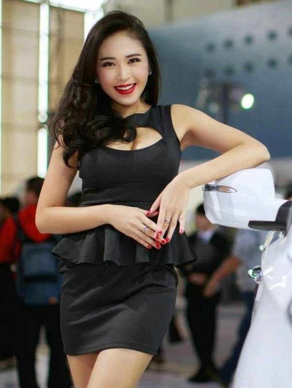 轻熟女郎车模秀爆乳酥胸诱惑迷人性感艺术写真