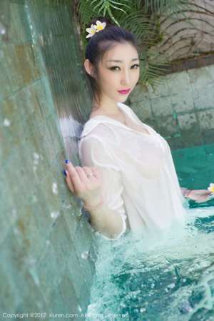 貌美腿长美女妲己_Toxic泳池白衬衫湿身诱惑旅拍写真