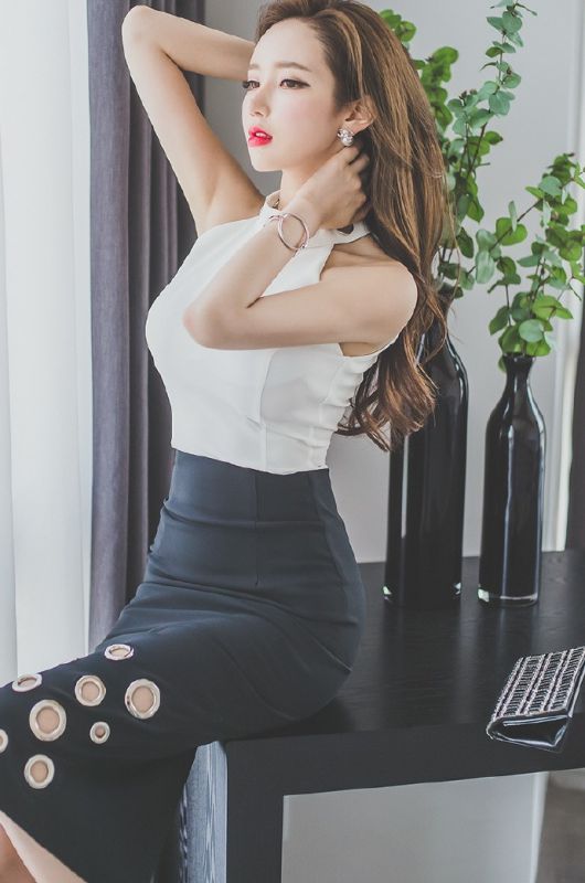 气质美女白皙大长腿端庄性感大气摄影艺术照