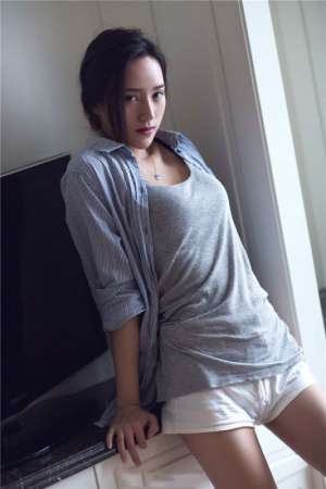 忧郁美女性感酥胸私房照