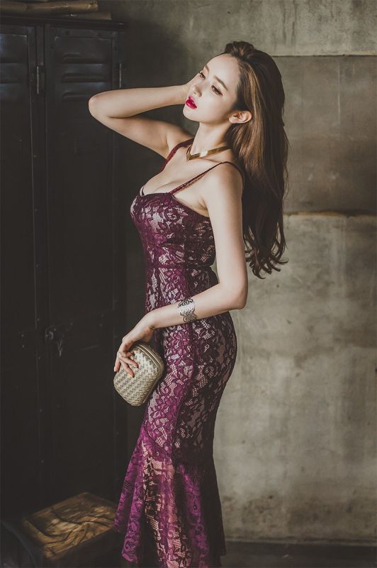 美腿美女李妍静吊带深紫色蕾丝裙性感妖娆人体艺术照