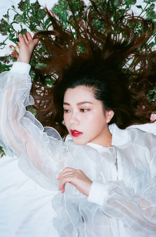 朱婧妩媚白衬衫性感写真