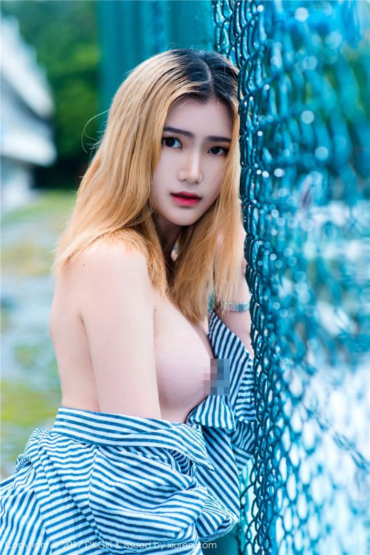 金发校花美女婷婷露肩裙户外大尺度人体艺术摄影