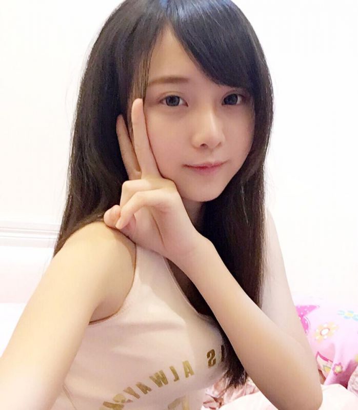 台湾学生妹刘坊萱清纯自拍写真图片