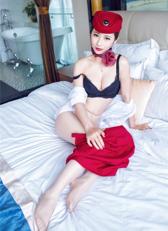 空姐美女宽衣解带内衣露乳大尺度酒店制服诱惑写真