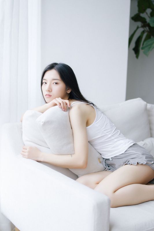 长发气质女友深沟吊带背心酥胸销魂人体艺术照片