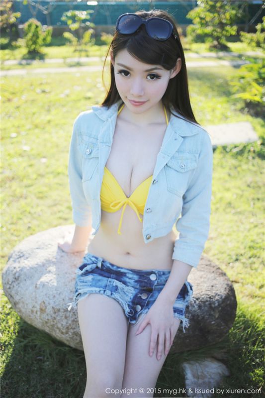 性感美胸内衣美女户外诱人写真