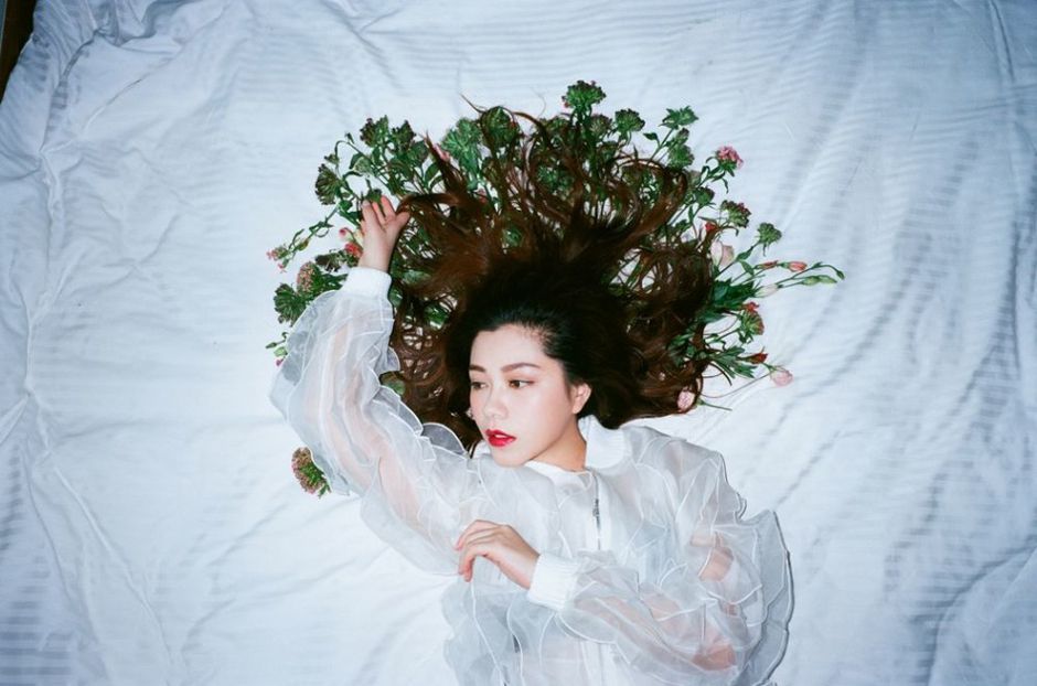 朱婧妩媚白衬衫性感写真