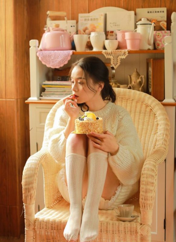 白袜子长腿美女模特私房清纯面孔暖心治愈系写真