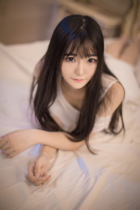 柔美少女床上低胸裙肤泽透亮性感美裙诱惑写真