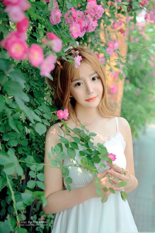 吊带白裙花仙子唯美花丛白皙水嫩可爱写真