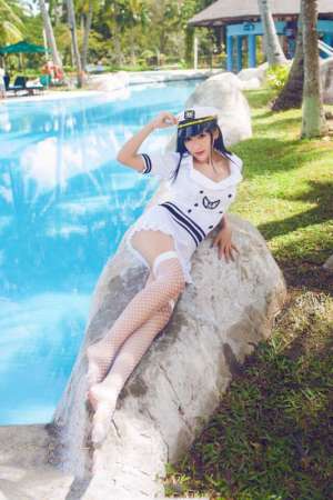 爆乳女警制服美女户外诱人写真