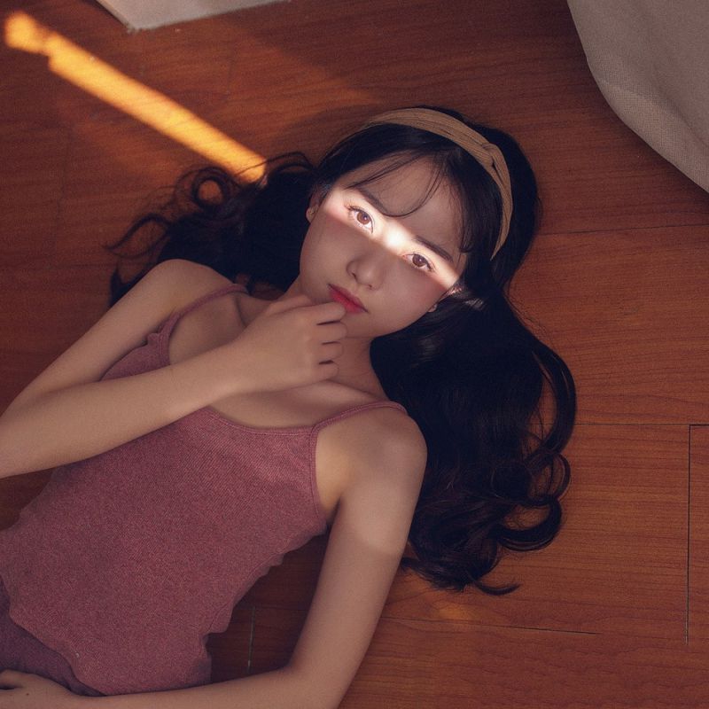 居家萌甜小公举粉红吊带模特身材小清新写真