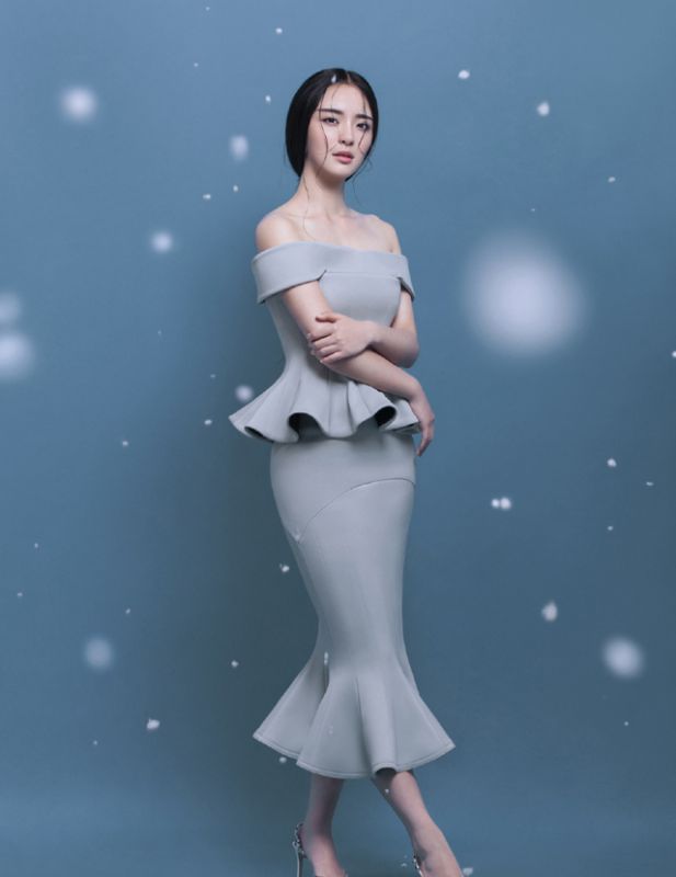 李莎F子微露香肩性感写真集