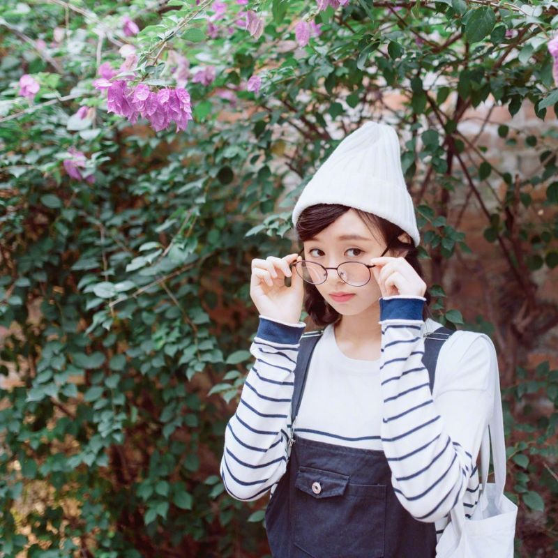 眼镜学生妹图书馆看书甜美俏丽摄影文艺写真