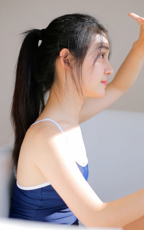 蓝色死库水水灵少女浴缸吃草莓可爱性感诱惑摄影