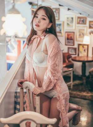 内衣美女模特酥胸爆乳性感图片