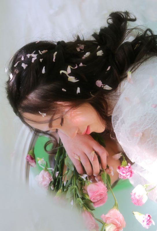可爱长裙美女室内高清写真