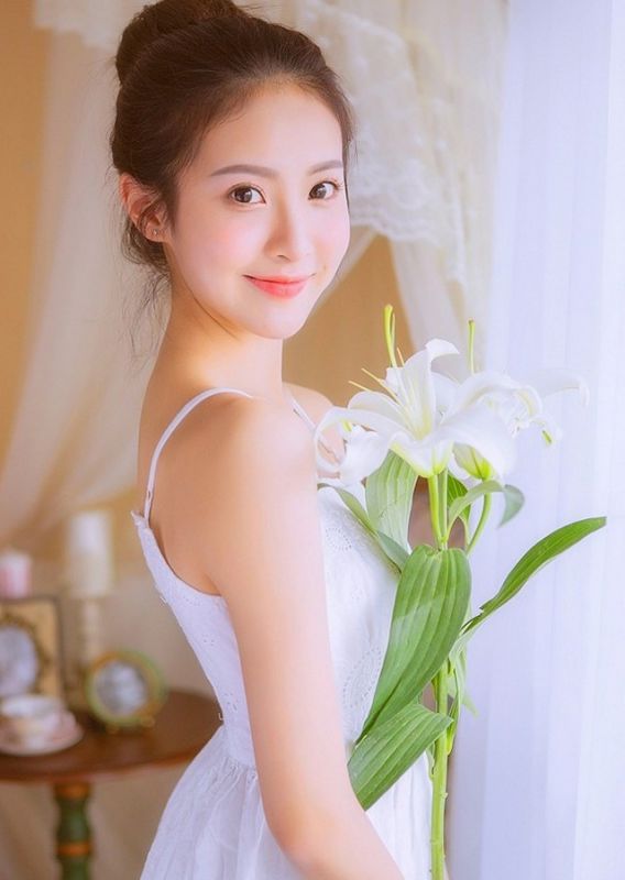 清纯水灵大眼少女模特百合花般美艳性感诱惑写真