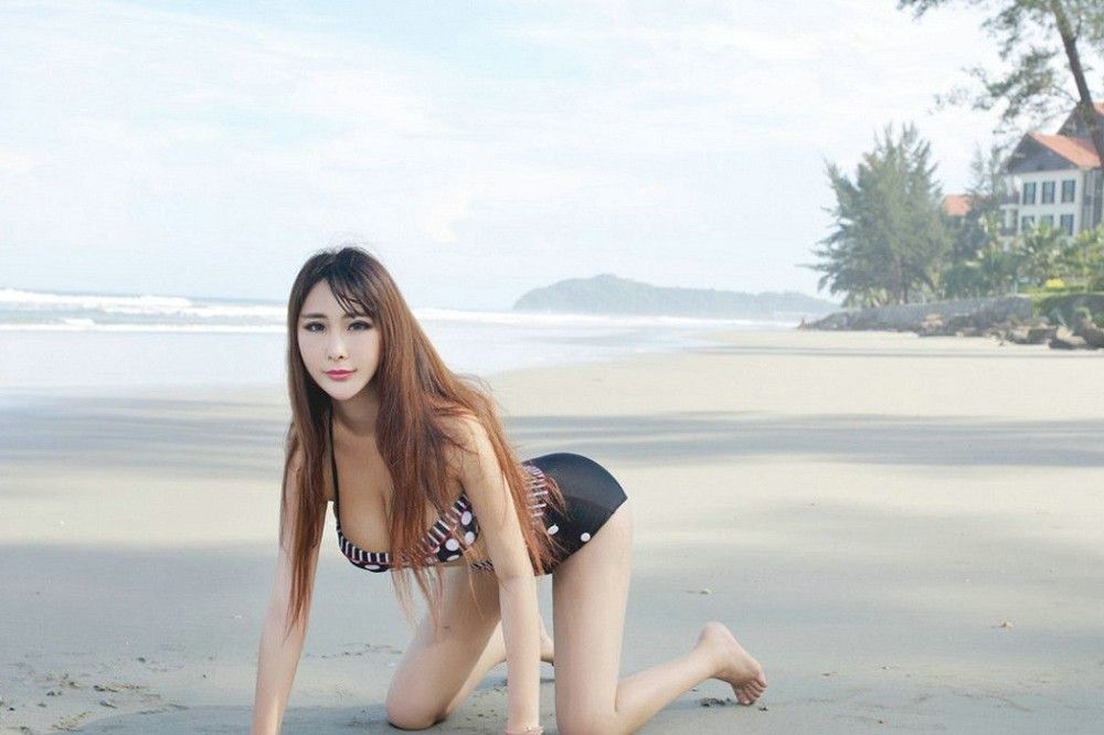 沙滩妖娆女色模特巨乳比基尼性感火辣摄影写真