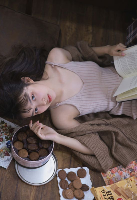 裸粉色吊带裙少女露肩性感修长美腿诱惑写真
