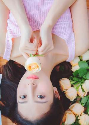 清纯水灵大眼少女模特百合花般美艳性感诱惑写真