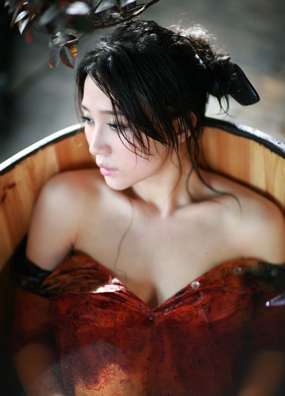 推女神伍月私房白色内衣秀浑圆大胸图