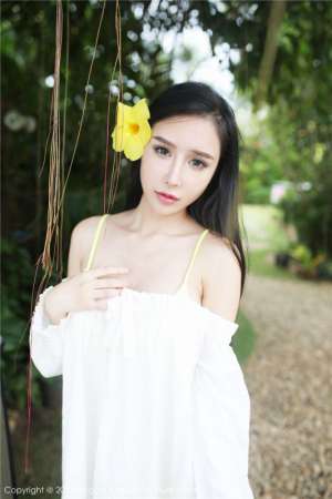 白肤嫩乳模特大乔性感比基尼森林大胆写真图片