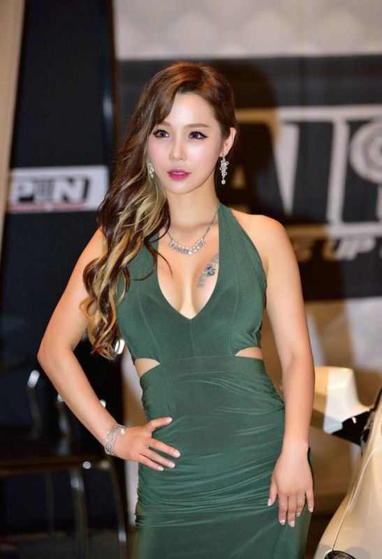 性感大胸美女车模酥胸巨乳风骚诱惑美女写真