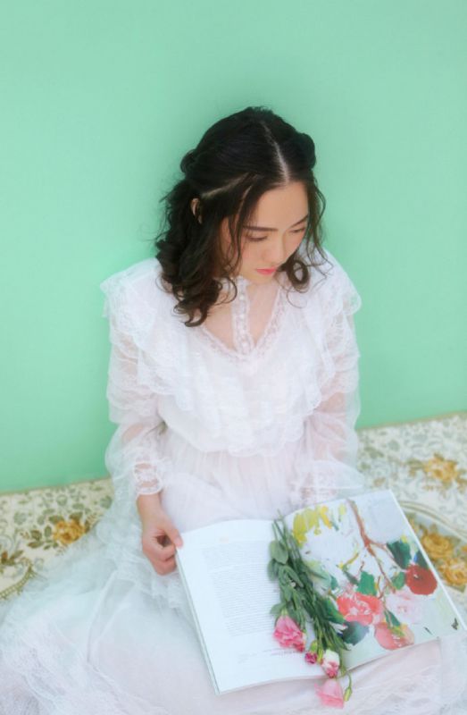 可爱长裙美女室内高清写真