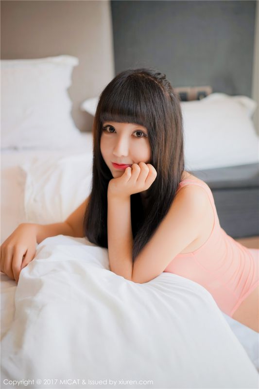嫩唇露齿童颜美女夏笑笑Summer淡粉连体泳衣床照