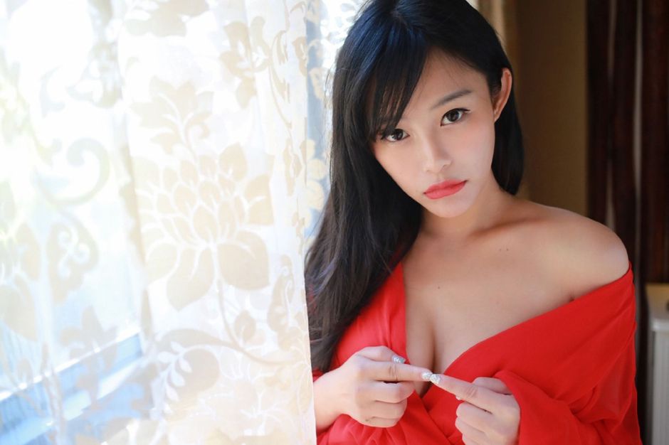 性感酥胸嫩模易欣私房撩人写真