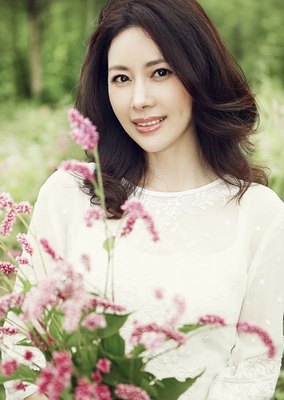 邓英清新短裙户外迷人写真