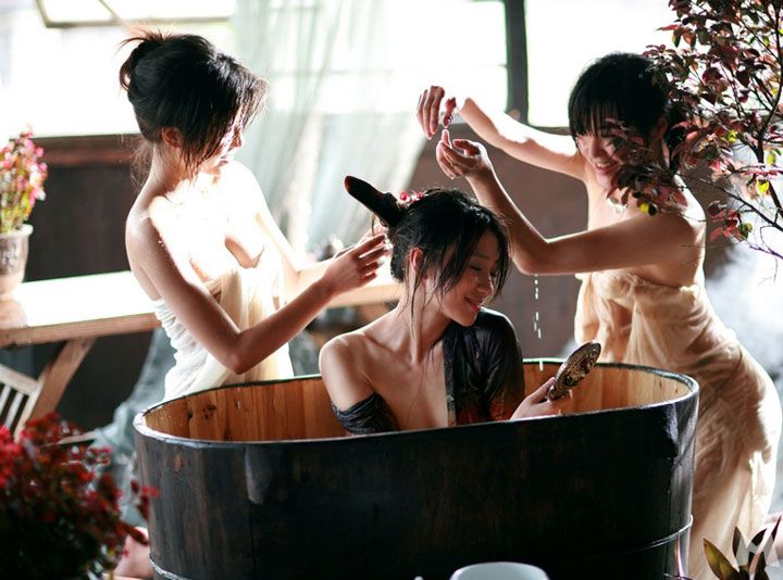 推女神伍月私房白色内衣秀浑圆大胸图