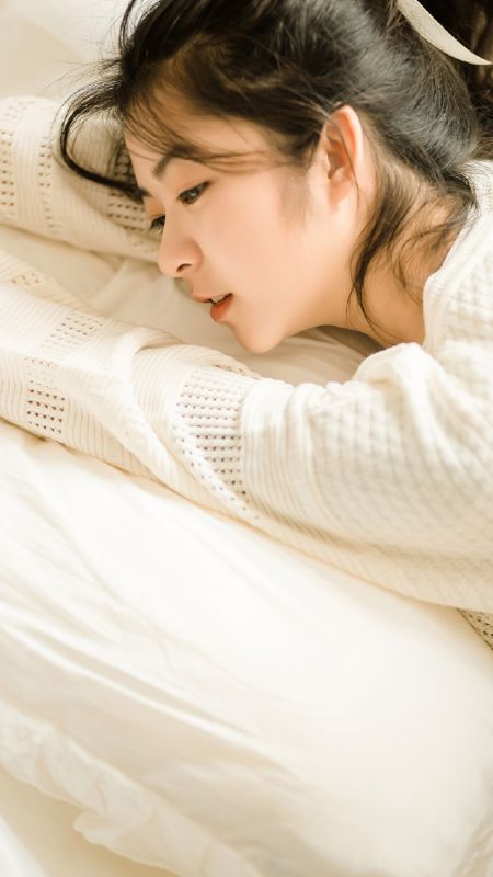 邻家妹妹居家黑色内裤床上和小喵亲昵生活写真