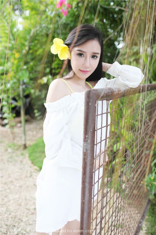 白肤嫩乳模特大乔性感比基尼森林大胆写真图片