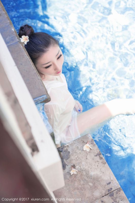 貌美腿长美女妲己_Toxic泳池白衬衫湿身诱惑旅拍写真