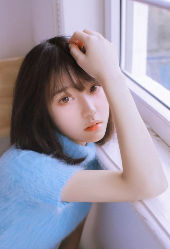 粉嫩白肌少女水灵轻盈床照性感长腿写真图片