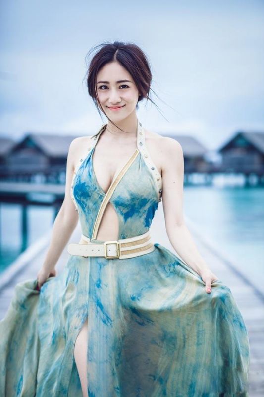 刘云性感美胸美背户外高清写真