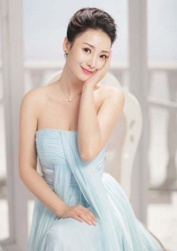 柳岩性感抹胸裙出席活动照迷人十足