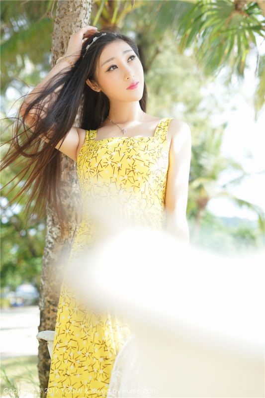 素颜美女妲己_Toxic黄色吊带裙靓丽旅拍海滩写真