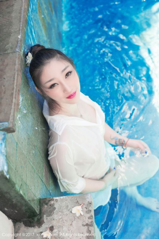 貌美腿长美女妲己_Toxic泳池白衬衫湿身诱惑旅拍写真
