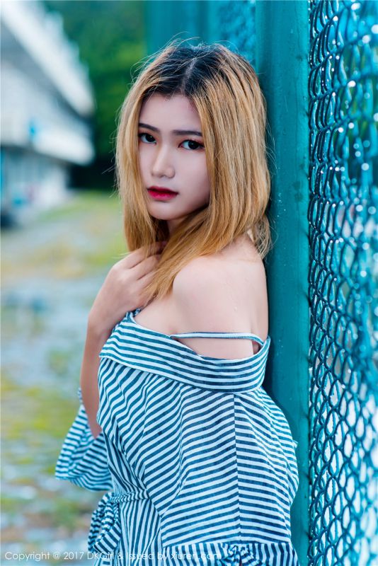 金发校花美女婷婷露肩裙户外大尺度人体艺术摄影