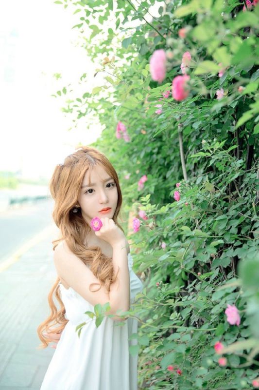 吊带白裙花仙子唯美花丛白皙水嫩可爱写真