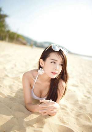 沙滩比基尼美女模特酥胸美乳大胆性感美腿写真