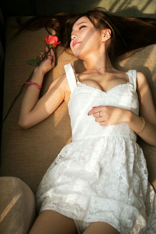 纯白美胸少女私房性感写真