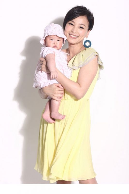 女星张庭抱女儿甜蜜高清写真