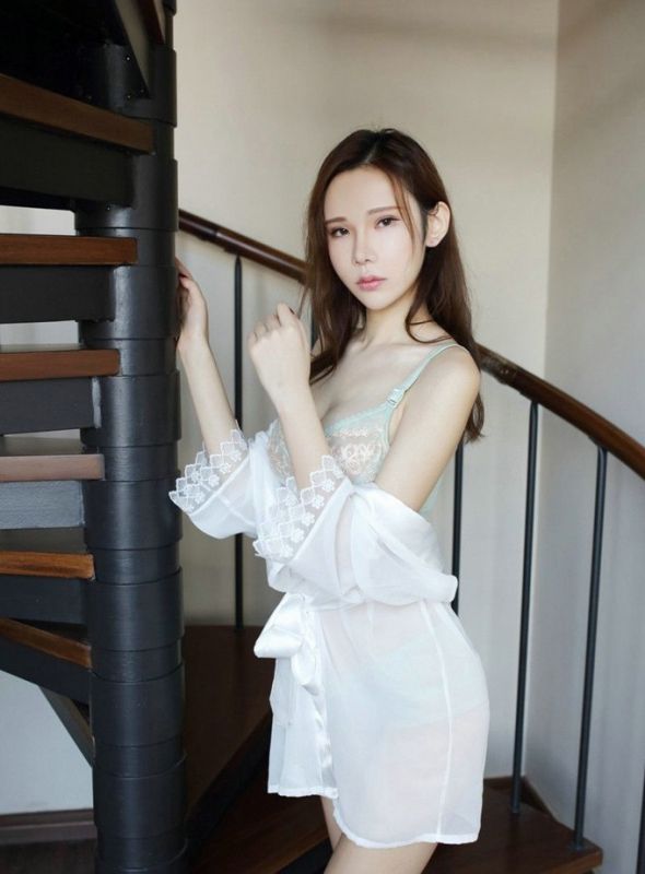 内衣少妇美乳白皙肌肤蕾丝睡衣楼梯处长腿销魂写真
