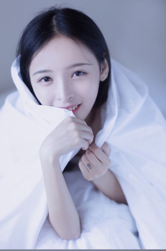 纯净天然素颜少女模特性感吊带短裙私房写真